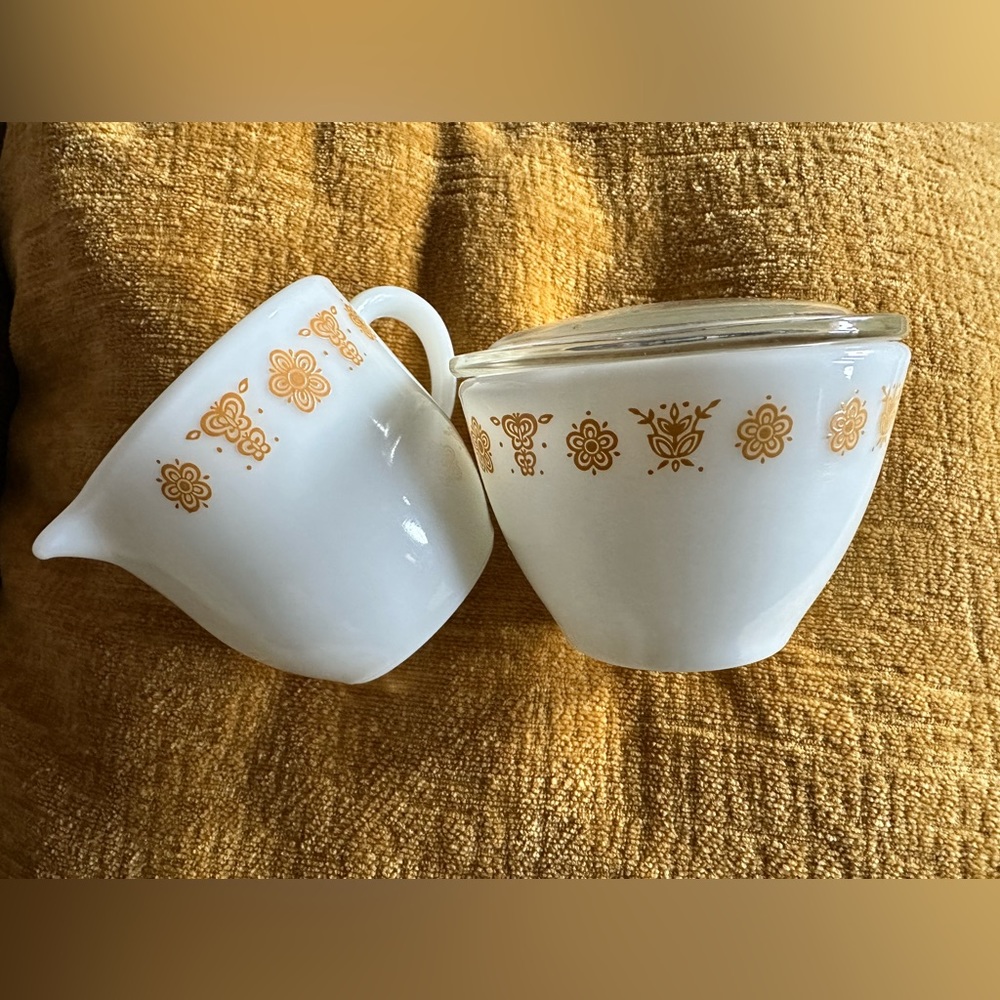 Vintage Pyrex sugar and creamer set.